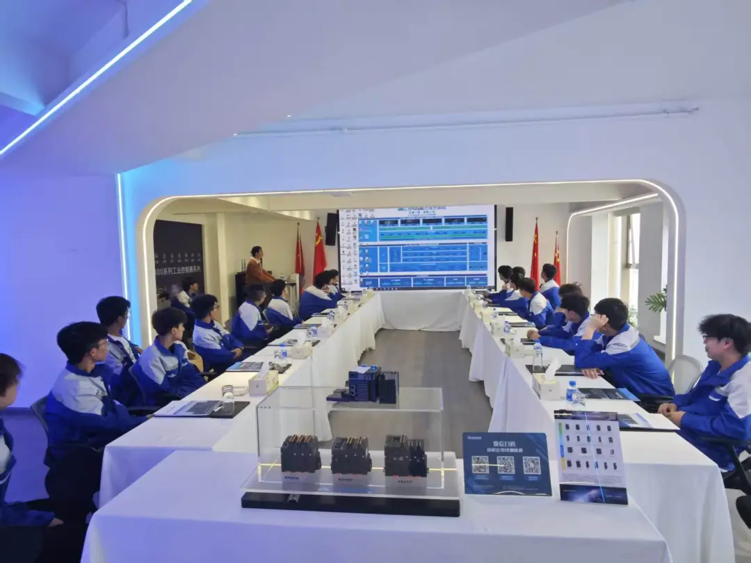 昆明工業(yè)職業(yè)技術(shù)學(xué)院電氣學(xué)院師生走進(jìn)聯(lián)誠科技開展認(rèn)知實(shí)習(xí)